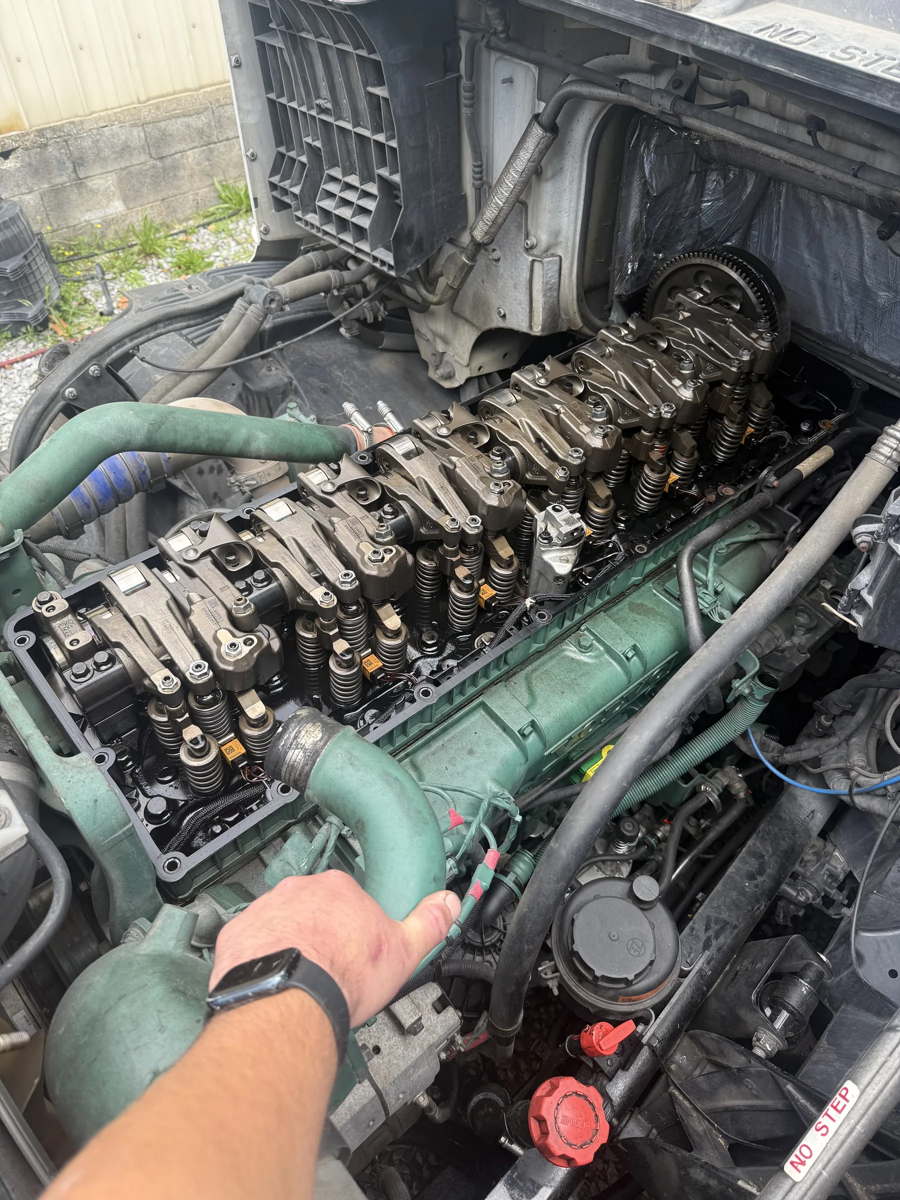 Engine head with the valve cover removed
