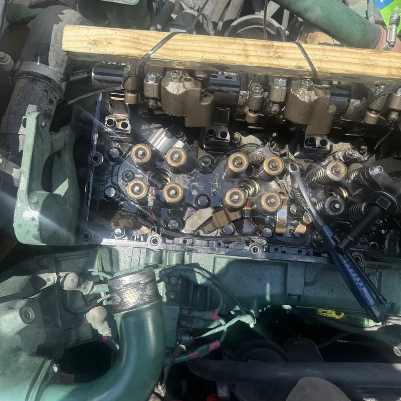 Open valve train on a heavy-duty diesel engine